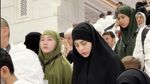 Momen Haru Celine Evangelista dan Fitri Tropica Bawa Anak Umrah