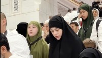 Celine Evangelista memboyong empat anaknya umrah. Ini momen Celine bersama anak-anak saat akan menjalani umrah. Foto: Instagram @celine_evangelista Fotografer: @visualharamain @paparich666