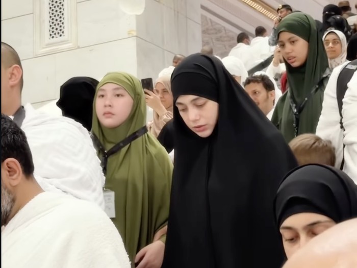 Celine Evangelista boyong empat anak umrah bersama.