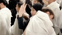 Celine melakukan tawaf sambil menggendong si bungsu Koa. Foto: Instagram @celine_evangelista Fotografer: @visualharamain @paparich666