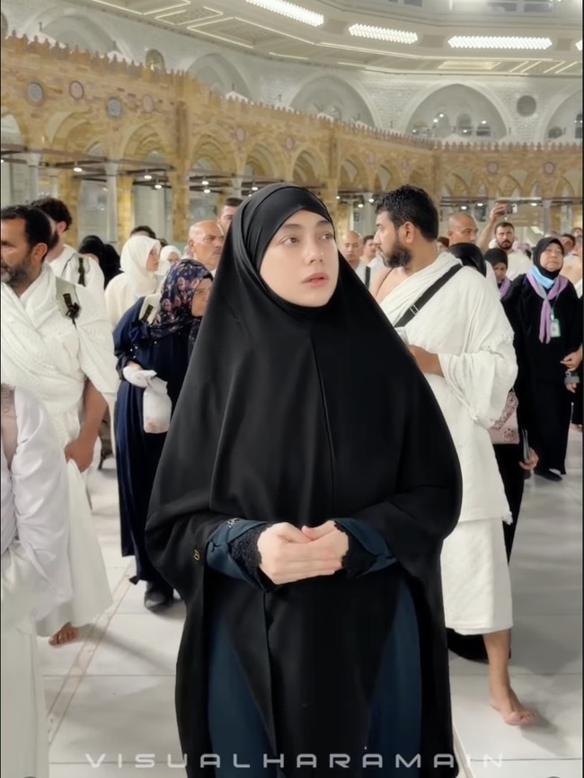 Momen Haru Celine Evangelista dan Fitri Tropica Bawa Anak Umrah