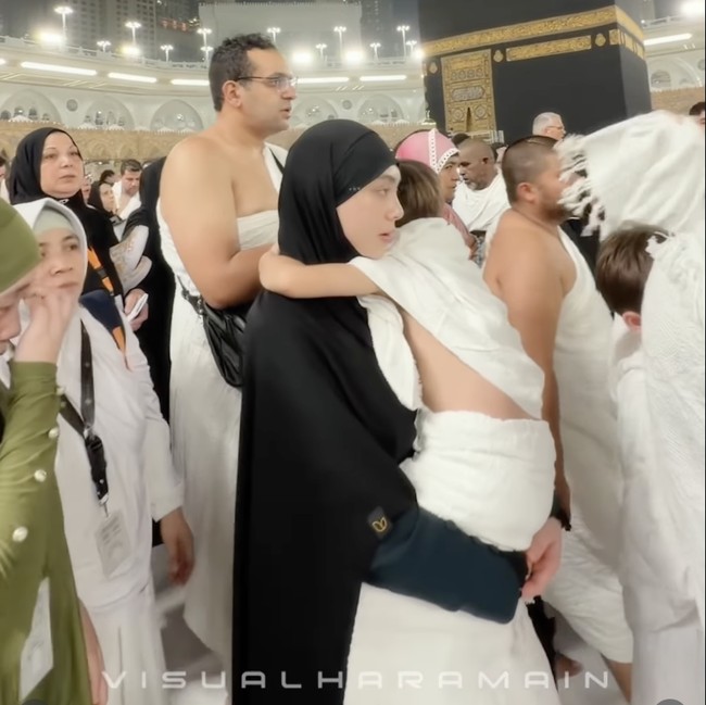 Momen Celine Evangelista Bawa 4 Anak Umrah: Gendong Si Bungsu Sambil Tawaf
