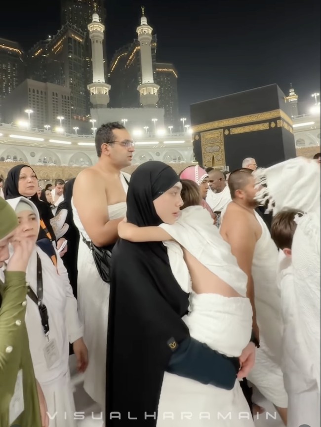 Momen Celine Evangelista Bawa 4 Anak Umrah: Gendong Si Bungsu Sambil Tawaf