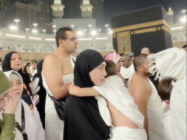 Momen Celine Evangelista Bawa 4 Anak Umrah: Gendong Si Bungsu Sambil Tawaf