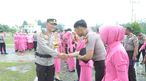 Dihadiri keluarga, puluhan personel Polres Meranti upacara kenaikan pangkat. Dihadiri keluarga, puluhan personel Polres Meranti upacara kenaikan pangkat.