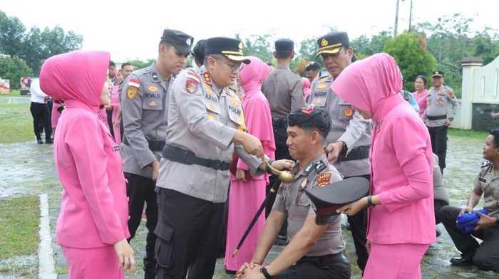 Dihadiri Keluarga, Puluhan Personel Polres Meranti Naik Pangkat