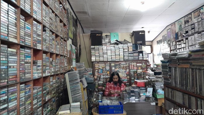 Menjaga Irama Kaset Pita di Ruko Dipatiukur Bandung