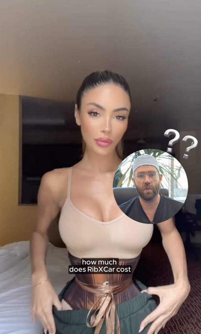 Untuk itu, Enna butuh menggunakan korset selama dua hingga tiga bulan setelah operasi untuk semakin membentuk area pinggangnya menjadi kecil. Foto: dok. Instagram Enna Schell