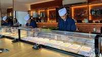 Bahkan di Epice Kemang ada ‘live bar sushi’ seperti ini. Jadi pengunjung bisa melihat sendiri pembuatan sushinya seperti apa dan menikmati sushi fresh. Foto: Detikcom / Atiqa Rana