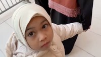 Fitri Tropica membagikan video saat tangan putrinya, Sada, digandeng oleh askar dan mendapat kemudahan masuk ke Raudah. Raudah tahun ini ter-speechless si, tulis Fitri Tropica dilihat Jumat (2/1/2026). Foto: Instagram @fitrop