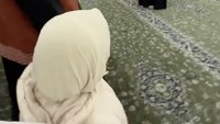 Artis yang akrab disapa Fitrop itu sempat was-was saat rombongannya yang akan ke keluar area tunggu untuk memasuki Raudah tiba-tiba disetop askar dan diminta untuk mundur lagi ke tempat tunggu. Takut disuruh keluar, seorang askar justru datang menggandeng tangan putrinya, Sada. Foto: Instagram @fitrop