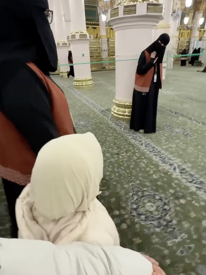Fitri Troipica mengalami momen haru saat berada di Masjid Nabawi bersama putrinya, Sada.
