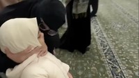 Kita benar-benar dituntun, dikawal, diarahkan, dan disambut di Raudah tanpa berdesakan, tanpa diburu-buru, benar-benar tenang masyaallah. Mimpi apa uni ya Rab? Kitabajkan sempat ditanya mau pilih salat dekat area makam atau mimbar? kata Fitrop. Dia masig gak percaya mendapat perlakuan istimewa. Foto: Instagram @fitrop