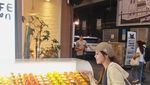 Cantiknya Frislly Herlind saat Ngemil Kue di Seoul hingga Jajan di Minimarket