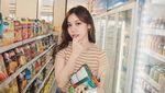 Cantiknya Frislly Herlind saat Ngemil Kue di Seoul hingga Jajan di Minimarket