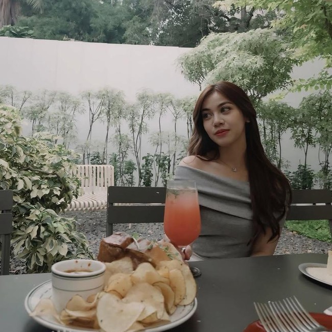 Cantiknya Frislly Herlind saat Ngemil Kue di Seoul hingga Jajan di Minimarket