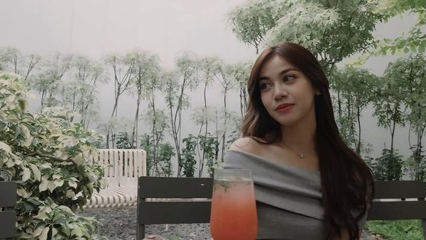 Cantiknya Frislly Herlind saat Ngemil Kue di Seoul hingga Jajan di Minimarket
