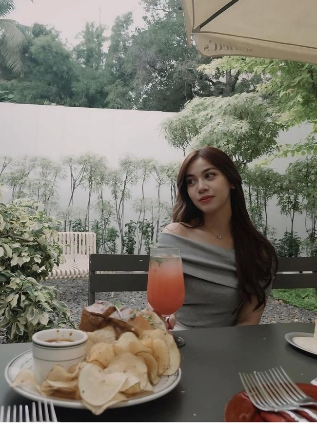 Cantiknya Frislly Herlind saat Ngemil Kue di Seoul hingga Jajan di Minimarket