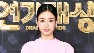 Ahn Eun-jin tampak imut memakai dress panjang berwarna pink. Senyumannya di hadapan fotografer bikin siapapun kepincut. Foto: Dok.SBS