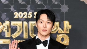 Jang Ki-yong tampak rupawan mengenakan setelan jas hitam, sama seperti karakternya dalam drakor. Foto: Dok.SBS