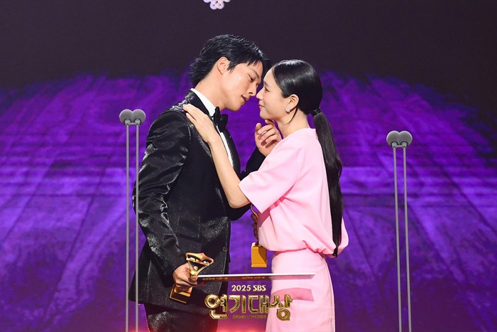 Gemes Banget! Ahn Eun-jin dan Jang Ki-yong Jadi Best Couple