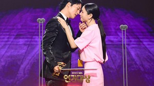 Lihat pose gemas mereka dari atas panggung. Serasi banget ya.Foto: Dok.SBS