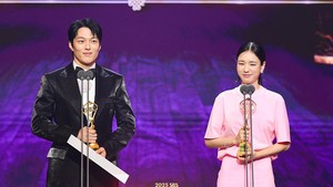 Ahn Eun-jin dan Jang Ki-yong dinobatkan sebagai Best Couple dalam penghargaan yang dibuat oleh SBS, kemarin.Foto: Dok.SBS