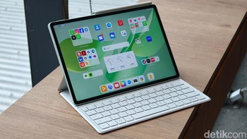 MatePad 12 X 2026 tersedia resmi di Indonesia mulai 9 Januari 2026. Selama periode promo 9-31 Januari 2026, konsumen berkesempatan mendapatkan paket bonus senilai Rp 4.500.000-an, termasuk Smart Magnetic Keyboard, M-Pencil Pro, Bluetooth Mouse, dan layanan perpanjangan garansi 1 tahun. Foto: Adi Fida Rahman/detikINET