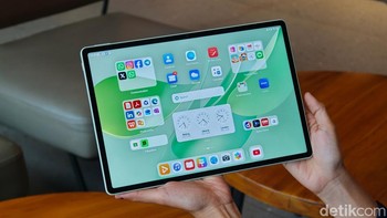 Salah satu highlight utama adalah layar 12 inci 3rd Gen Ultra-Clear PaperMatte Display dengan resolusi 2.8K (2800 x 1840 piksel) dan refresh rate adaptif hingga 144 Hz. Layar ini memiliki tekstur seperti kertas, anti-glare hingga 99%, dan mengurangi pantulan cahaya hingga 50% dibanding generasi sebelumnya, sehingga nyaman digunakan di luar ruangan atau cahaya terang. Sertifikasi SGS Low Visual Fatigue Premium Performance 2.1 dan TÜV Rheinland memastikan pengurangan kelelahan mata hingga 34% dan kelelahan otak hingga 14%. Brightness mencapai 1000 nits, dengan gamut warna P3 untuk visual yang hidup. Foto: Adi Fida Rahman/detikINET