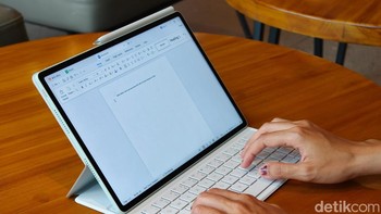 Produktivitas tersebut semakin maksimal dengan Smart Magnetic Keyboard yang ringan, responsif, dan nyaman digunakan seharian. Desain premium yang mudah dibersihkan serta feel mengetik presisi membuat transisi dari tablet ke mode kerja terasa instan, tanpa menambah beban mobilitas. Foto: Adi Fida Rahman/detikINET