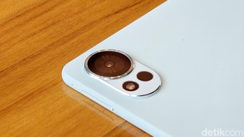 Meski tablet bukan perangkat utama untuk fotografi, Huawei MatePad 12 X 2026 dibekali setup kamera yang mumpuni untuk kebutuhan sehari-hari. Kamera belakang utama 50 MP (f/1.8, autofocus) didukung LED flash, menghasilkan foto tajam dengan detail tinggi, cocok untuk scan dokumen, foto objek besar, atau kreasi konten. Beberapa varian juga menyertakan lensa tambahan untuk wide-angle. Foto: Adi Fida Rahman/detikINET
