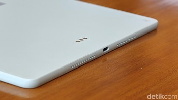 Baterai 10.100 mAh mendukung pemutaran video hingga 14 jam, dengan pengisian cepat 66W SuperCharge. Konektivitas Wi-Fi 7 memastikan kecepatan internet ultra-cepat dan stabil. Foto: Adi Fida Rahman/detikINET