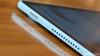 MatePad 12 X 2026 dilengkapi sistem audio HUAWEI SOUND yang powerful, berupa enam speaker dengan pembagian frekuensi high/low (split-frequency) untuk menghasilkan suara jernih, bass kuat, dan treble kristal-clear. Inovasi desain 2-in-1 speaker antenna cavity memaksimalkan ruang internal tanpa mengorbankan kualitas audio maupun sinyal antena, sehingga suara tetap imersif meski bodi tablet super tipis. Foto: Adi Fida Rahman/detikINET