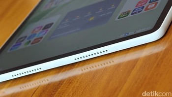 Huawei MatePad 12 X 2026 hadir dengan desain ultra-slim setebal hanya 5,9 mm dan berat 555 gram, membuatnya mudah dibawa kemana-mana. Foto: Adi Fida Rahman/detikINET
