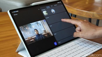 Kamera depan 8 MP (f/2.0) memberikan kualitas video call jernih dengan field of view luas, exposure baik, dan rekaman hingga 1080p@30fps – ideal untuk meeting online, kelas virtual, atau panggilan video. Fitur AI pada kamera membantu optimasi otomatis, membuat hasil foto dan video lebih natural meski dalam kondisi cahaya beragam. Foto: Adi Fida Rahman/detikINET
