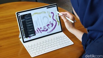 Ditenagai chipset octa-core dengan HarmonyOS 4.3 (atau update terbaru), tablet ini menawarkan performa mulus untuk multitasking. Varian memori mencakup RAM 8GB atau 12GB dengan storage 256GB. Untuk produktivitas, ada WPS Office 3.0 yang setara PC, memungkinkan pembuatan dokumen, spreadsheet, dan presentasi dengan efisiensi tinggi. Baterai 10.100 mAh mendukung pemutaran video hingga 14 jam, dengan pengisian cepat 66W SuperCharge. Konektivitas Wi-Fi 7 memastikan kecepatan internet ultra-cepat dan stabil. Foto: Adi Fida Rahman/detikINET