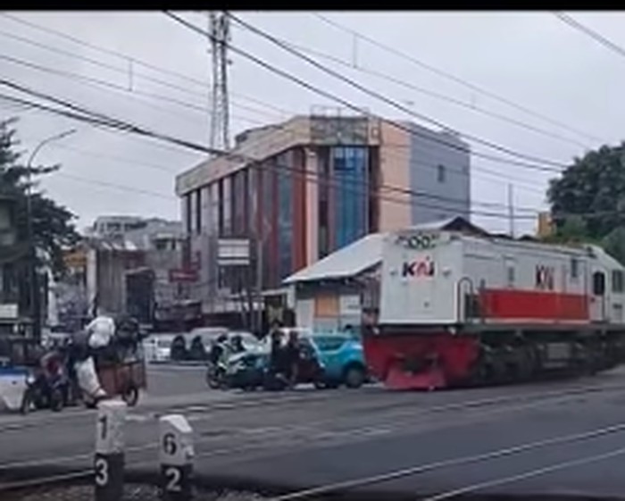 Ilustrasi kereta tabrak taksi VinFast listrik.