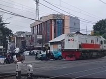 Brak! Taksi Listrik VinFast Ditabrak Kereta usai Terobos Palang