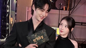 Di acara akhir tahun MBC bulan lalu, IU dan Byeon Woo Seok tampil bareng. (Foto: dok. Instagram @dlwlrma)
