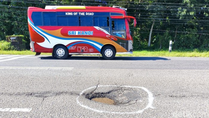 Jalan berlubang di Kedungsari, Pengasih, Kulon Progo, viral karena sering bikin ban robek, Jumat (2/1/2026).