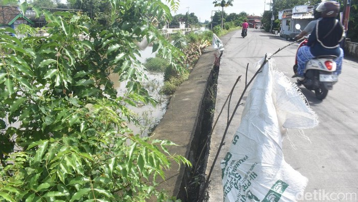 Jalan di Tulangan Sidoarjo Retak dan Ambrol, Pengendara Diminta Waspada