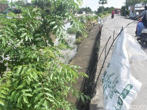 Jalan di Tulangan Sidoarjo Retak dan Ambrol, Pengendara Diminta Waspada