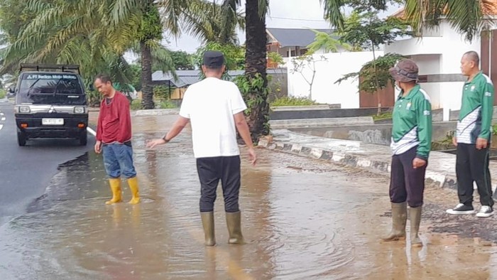 Jembatan Kayu Nyaris Putus dan Jalan Tergenang Jadi Permasalahan di Gandus
