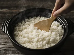 Jangan Sembarangan Makan Nasi Sisa, Dokter Ungkap Risiko Fatal!