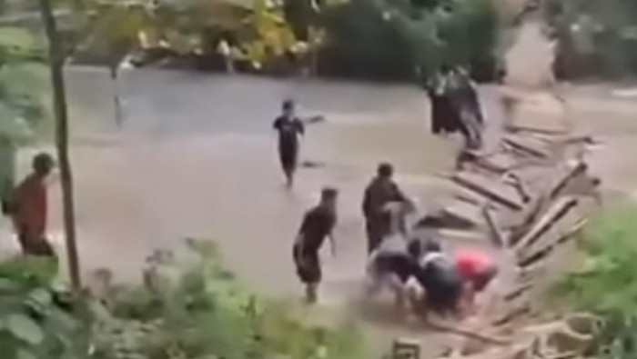 Jembatan Gantung di Mamuju Ambruk Saat Diperbaiki Warga, 11 Orang Luka