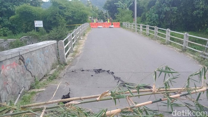 Jembatan Gempol, Desa Karangturi, Kecamatan Gantiwarno, Klaten, amblas, Jumat (2/1/2025).