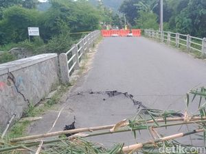 Video: Jembatan Penghubung Klaten-Gunungkidul Ambles, Akses Lalin Ditutup
