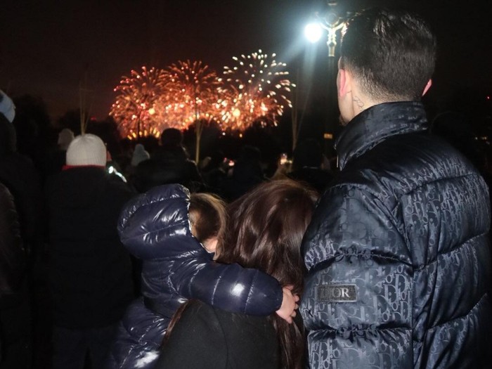 Jenifer Coppen dan Justin Hubner rayakan malam pergantia tahun 2025-2026 bersama di luar negeri.