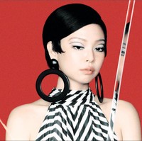 Jennie BLACKPINK membuktikan statusnya sebagai ikon fashion global. Berani tampil beda dalam pemotretan terbarunya bersama V Magazine. Foto: dok. V Magazine