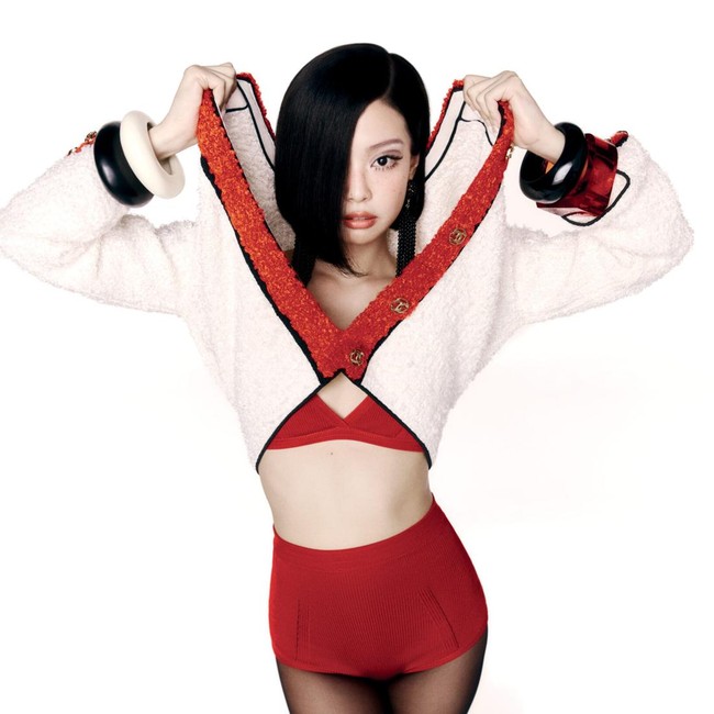 7 Gaya Jennie BLACKPINK Nyentrik ala Tahun 60an, Bikin Netizen Pangling